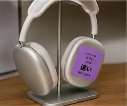 A 速い (hayai, fast/quick) adjective sticker on white over-ear headphones